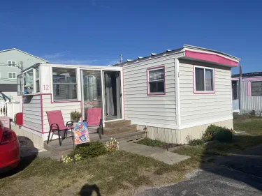 beach trailer for sale - Bright and cheery furnished trailer with sunroom and lots of fun features!